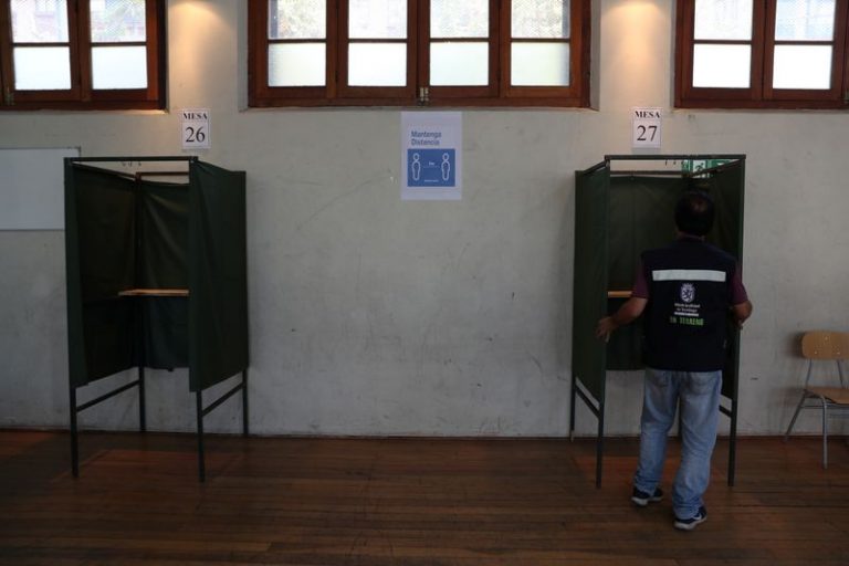 LYNXMPEG9O08Y.jpg,Foto de archivo. Un trabajador arregla una caseta de votación dentro de un colegio electoral durante un simulacro de votación antes del próximo referéndum sobre una nueva constitución chilena en Santiago. 23 de octubre de 2020. REUTERS/Iván Alvarado; Crédito: Ivan Alvarado, Reuters