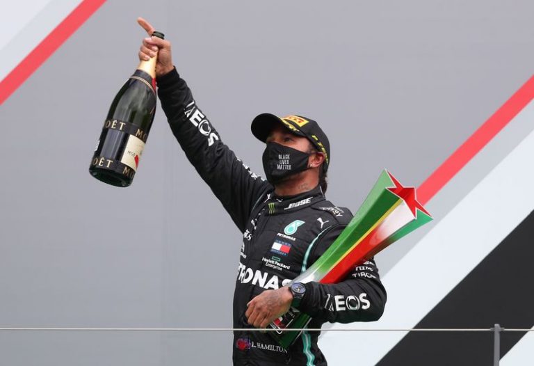 LYNXMPEG9O0FG.jpg,Lewis Hamilton celebra su triungo en el Gran Premio de Portugal en el podio del Autódromo Internacional do Algarve en Portimão, región de Algarve, Portugal, el 25 de octubre de 2020. Pool vía REUTERS/Jose Sena Goulao; Crédito: JOSE SENA GOULAO, Reuters