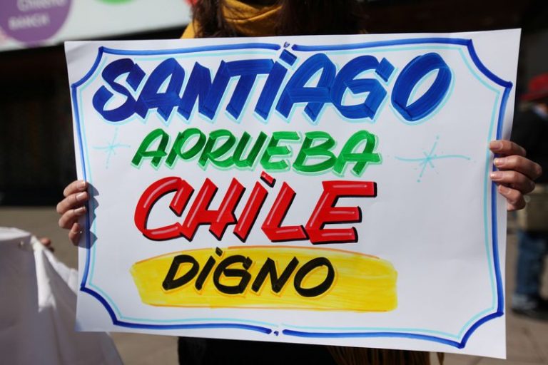 LYNXMPEG9P005.jpg,Imagen de archivo de una mujer sosteniendo un cartel en favor de la opción 