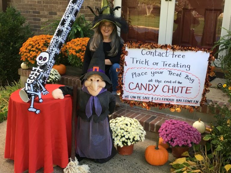 LYNXMPEG9P11W.jpg,Sarah Schwimmer posa con su Trick or Treat Candy Chute en Lawrenceville, Nueva Jersey, EE UU, 23 octubre 2020.
Reed Schwimmer/Entregada vía REUTERS   ; Crédito: REED SCHWIMMER, Reuters