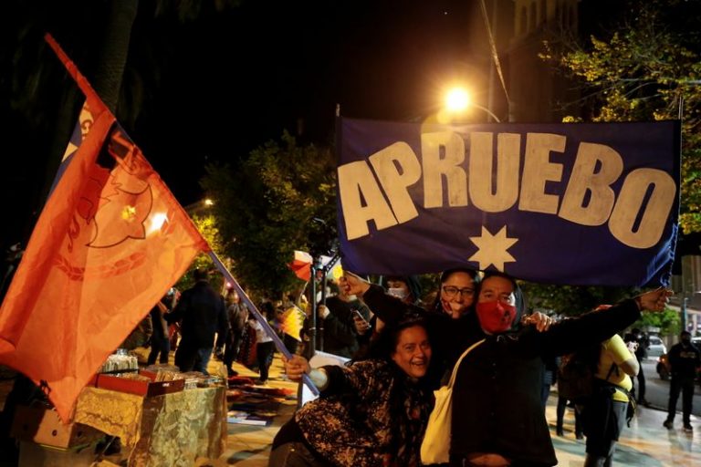 LYNXMPEG9P14U.jpg,Un grupo de personas sostiene un cartel que dice 