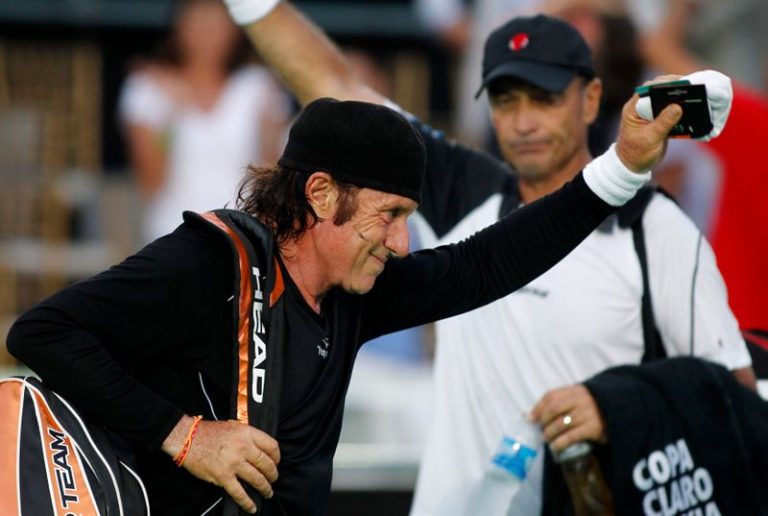LYNXMPEG9P1DA.jpg,Foto de archivo del extenista argentino Guillermo Vilas saludando al público tras una exhibición en Buenos Aires junto a Jose Luis Clerc. 
Dic 12, 2012. REUTERS/Marcos Brindicci ; Crédito: MARCOS BRINDICCI, Reuters