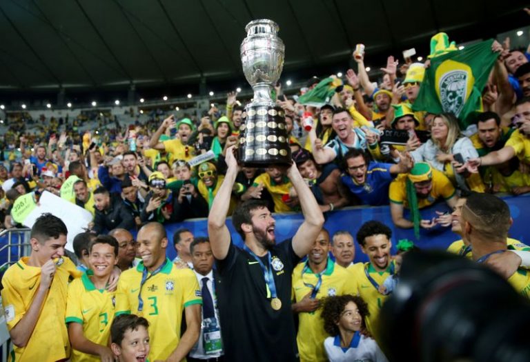 LYNXMPEG9P1DS.jpg,Foto de archivo ilustrativa de los futbolistas de Brasil scelebrando con su público la obtención de la Copa América 2019 en el estadio Maracaná. 
Jul 7, 2019    
REUTERS/Ricardo Moraes; Crédito: RICARDO MORAES, Reuters