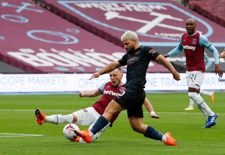 LYNXMPEG9P1MB.jpg,IMAGEN DE ARCHIVO. El atacante del Manchester Citu Sergio Agüero disputa el balón con Tomas Soucek del West Ham United, en el partido válido por la Premier League, en el London Stadium, Londres, Inglaterra - Octubre 24, 2020. Pool vía REUTERS/Paul Childs ; Crédito: PAUL CHILDS, Reuters