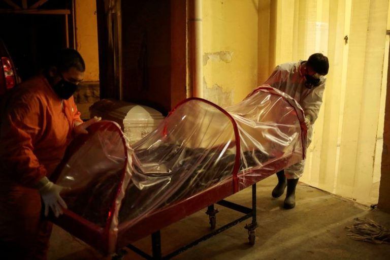 LYNXMPEG9Q01L.jpg,Imagen de archivo. Empleados de la funeraria Ríos trasladan el cuerpo de un hombre, que murió por la enfermedad causada por el nuevo coronavirus, a sus instalaciones en Ciudad Juárez, México. 23 de octubre de 2020. REUTERS / José Luis González; Crédito: JOSE LUIS GONZALEZ, Reuters