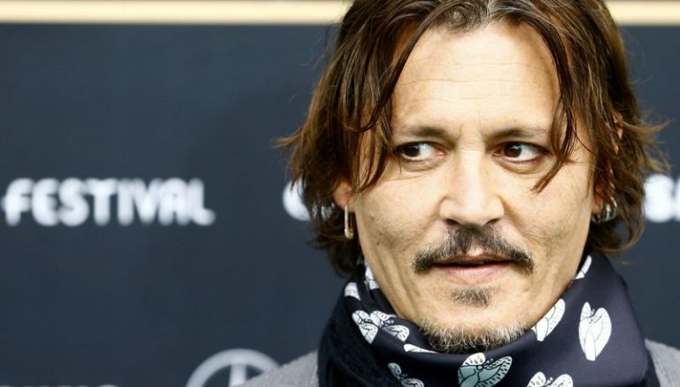 LYNXMPEG9Q16T.jpg,El actor Johnny Depp posa para la prensa antes de la proyección de un documental que produjo: 