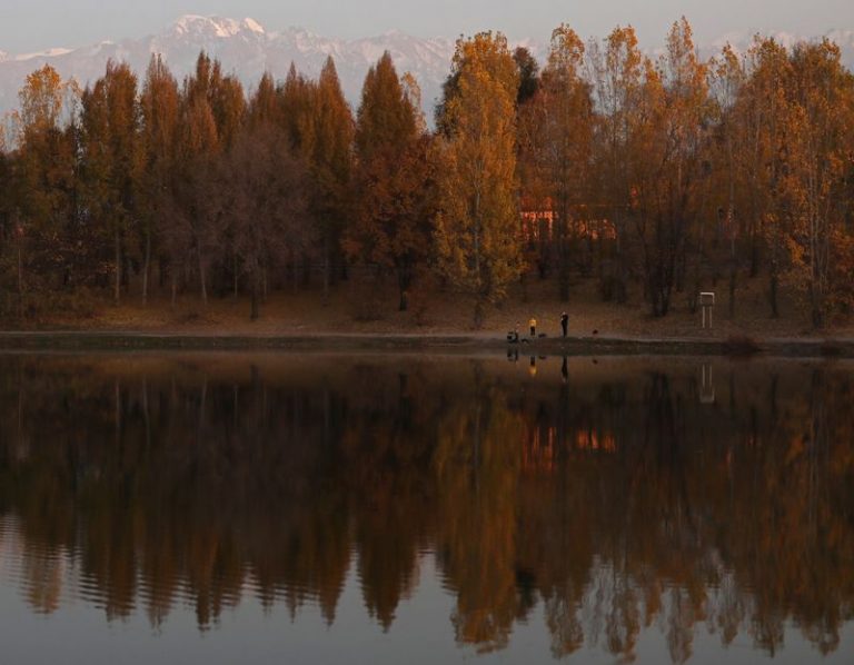 LYNXMPEG9Q1CF.jpg,Foto de archivo de un lago en Almaty en otoño. 
Oct 19, 2020. REUTERS/Pavel Mikheyev; Crédito: PAVEL MIKHEYEV, Reuters