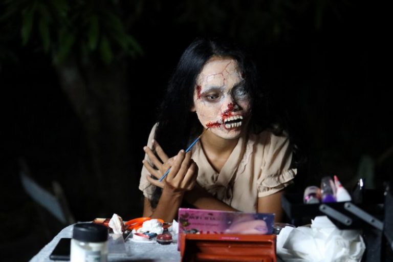 LYNXMPEG9Q1I9.jpg,Kanittha Thongnak se maquilla de zombi antes de comenzar a transmitir en vivo vendiendo ropa de muertos, Bangkok, Tailandia, 10 octubre 2020.
REUTERS/Jiraporn Kuhakan; Crédito: JIRAPORN KUHAKAN, Reuters