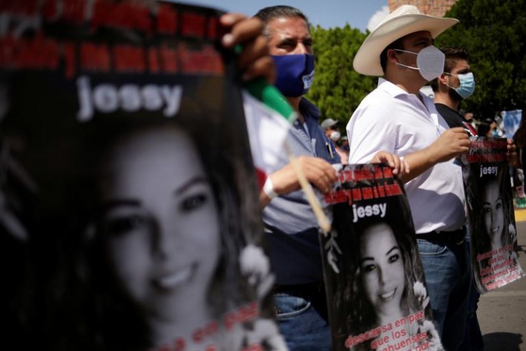 LYNXMPEG9Q1PJ.jpg,Las personas sostienen carteles mientras asisten a una protesta contra la decisión del gobierno mexicano de desviar el agua de la presa La Boquilla a EEUU, como parte de un tratado bilateral de agua de 1944 entre los dos países, en Delicias, estado Chihuahua, México 20 de septiembre de 2020 REUTERS / Jose Luis Gonzalez/ foto de archivo; Crédito: JOSE LUIS GONZALEZ, Reuters