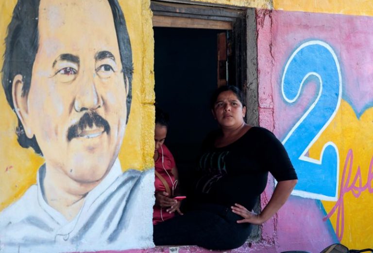 LYNXMPEG9Q1VC.jpg,Imagen de archivo. Una mujer sentada junto a una imagen del presidente de Nicaragua, Daniel Ortega, en Catarina, en el país centroamericano. 1 de octubre de 2020. REUTERS / Oswaldo Rivas; Crédito: OSWALDO RIVAS, Reuters