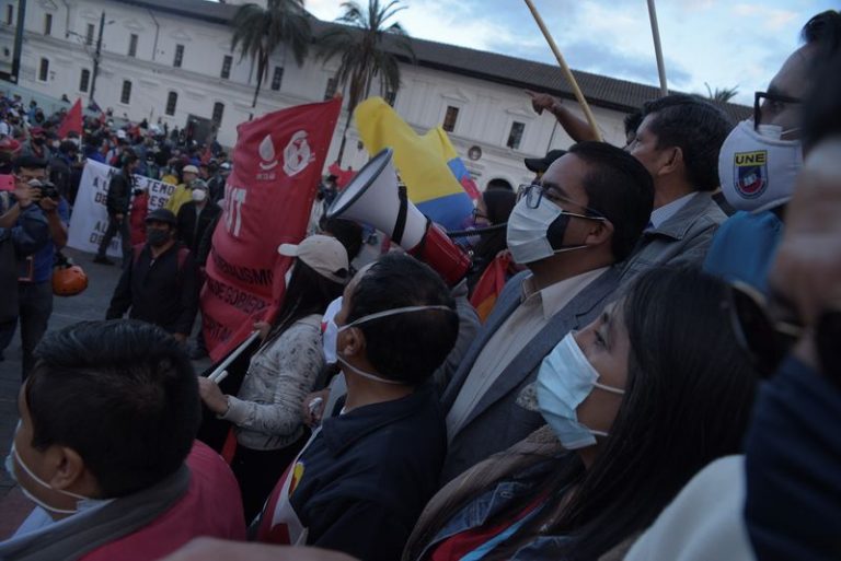 LYNXMPEG9Q1W5.jpg,IMAGEN DE ARCHIVO. Personas utilizando mascarillas protestan contra las medidas económicas tomadas por el gobierno en reacción al brote de coronavirus, en Quito, Ecuador. Octubre 22, 2020. REUTERS/Johis Alarcon NO REVENTA. NO ARCHIVOS; Crédito: STRINGER, Reuters
