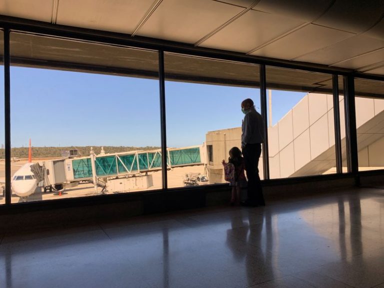 LYNXMPEG9Q24M.jpg,FOTO DE ARCHIVO- Un hombre con máscara protectora por la pandemia por el coronavirus (COVID-19), parado con un niño en el aeropuerto internacional Simón Bolívar de Maiquetía observan a través de la ventana, Venezuela, foto tomada el 15 de marzo, 2020. REUTERS/Carlos Jasso; Crédito: CARLOS JASSO, Reuters