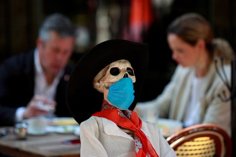 LYNXMPEG9R022.jpg,Imagen de un esqueleto sentado en una mesa dentro de un restaurante, para mantener las medidas de distanciamiento social antes de la tradicional celebración del Día de Muertos en México, mientras continúa la propagación del coronavirus en la capital del país. 27 de octubre de 2020. REUTERS / Carlos Jasso; Crédito: CARLOS JASSO, Reuters