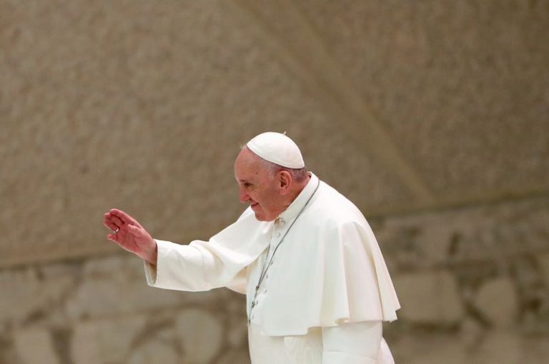 LYNXMPEG9R0V0.jpg,El Papa Francisco saluda a la gente cuando se va después de la audiencia general semanal en el Aula Paolo VI en el Vaticano, 28 octubre 2020.
EUTERS/Yara Nardi; Crédito: YARA NARDI, Reuters
