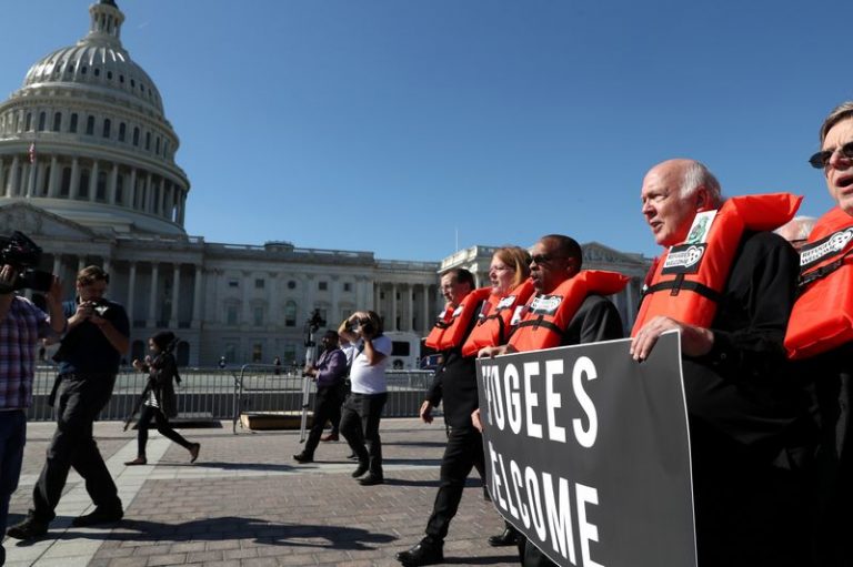 LYNXMPEG9R1A0.jpg,FOTO DE ARCHIVO. Imagen referencial de personas protestando contra los recortes planeados por la administración Trump al programa de reasentamiento de refugiados de EEUU, frente al edificio del Capitolio, en Washington DC, Estados Unidos. 15 de octubre de 2019. REUTERS/Leah Millis; Crédito: LEAH MILLIS, Reuters