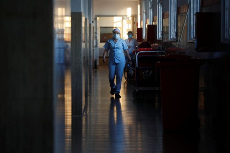 LYNXMPEG9R1D1.jpg,Trabajadora médica camina por un pasillo de un hospital en las afueras de Buenos Aires, Argentina, 16 octubre 2020.
REUTERS/Agustin Marcarian; Crédito: Agustin Marcarian, Reuters