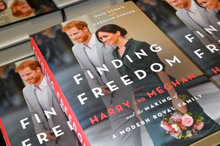 LYNXMPEG9R1DD.jpg,Foto de archivo ilustrativa de copias del libro 'Finding Freedom', una biografía no oficial del príncipe Enrique y Meghan Markle, en una librería en Londres. 
Ago 12, 2020. REUTERS/Toby Melville
; Crédito: Toby Melville, Reuters