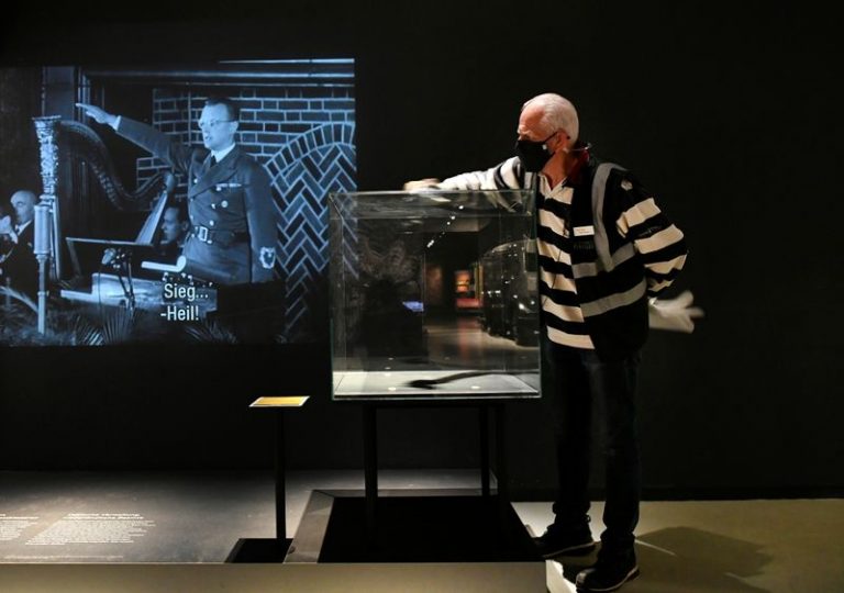 LYNXMPEG9R1PA.jpg,Una vitrina vacía es limpiada luego de que un libro de Arthur Seyss-Inquart entregado a Mussert fuera guardado en un lugar seguro debido a una amenaza de robo en el museo de guerra de Overloon en Overloon, Holanda, el 28 de octubre de 2020. REUTERS/Piroschka van de Wouw; Crédito: PIROSCHKA VAN DE WOUW, Reuters