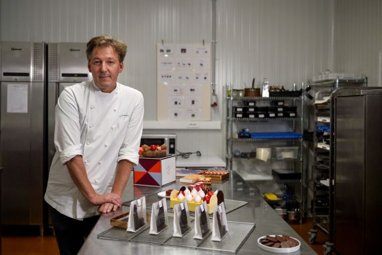 LYNXMPEG9R1PH.jpg,El maestro chocolatero belga Pierre Marcolini posa en su cocina después de ser nombrado mejor pastelero del mundo por sus pares en una competencia internacional, en Bruselas, Bélgica, el 27 de octubre de 2020. Foto tomada el 27 de octubre de 2020. REUTERS/Johanna Geron; Crédito: JOHANNA GERON, Reuters