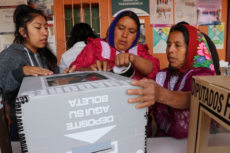 LYNXMPEG9R1QJ.jpg,Imagen de archivo. Mujeres preparan urnas en un colegio electoral para las elecciones presidenciales, en San Bartolomé Quialana, en el estado de Oaxaca, México. 1 de julio de 2018. REUTERS / Jorge Luis Plata
; Crédito: JORGE LUIS PLATA, Reuters