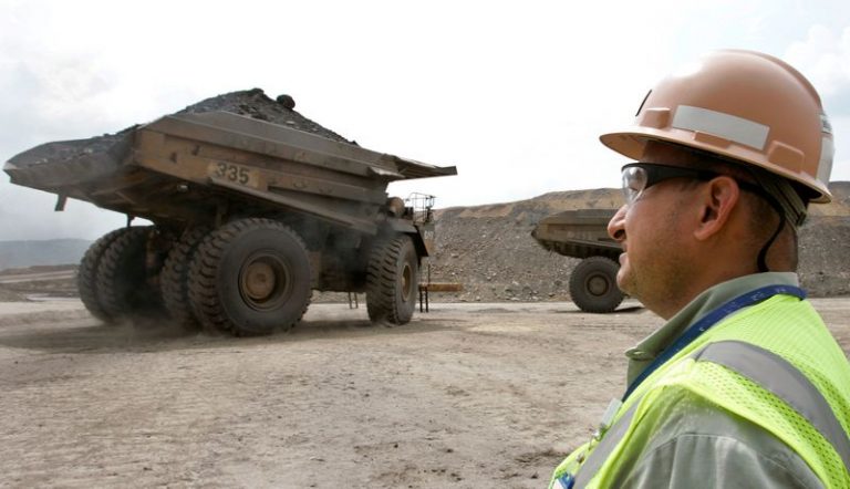 LYNXMPEG9R1WK.jpg,Foto de archivo. Un trabajador colombiano observa un camión en la mina de carbón del Cerrejón, ubicada en el departamento de la Guajira, Colombia, 24 de mayo, 2007.  REUTERS/José Miguel Gomez; Crédito: Jose Gomez, Reuters