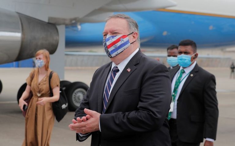 LYNXMPEG9R1WO.jpg,Foto del miércoles del Secretario de Estado de EEUU, Mike Pompeo, antes de subirse al avión para abandonar Sri Lanka.
Oct 28, 2020. Eranga Jayawardena/Pool via REUTERS; Crédito: POOL, Reuters