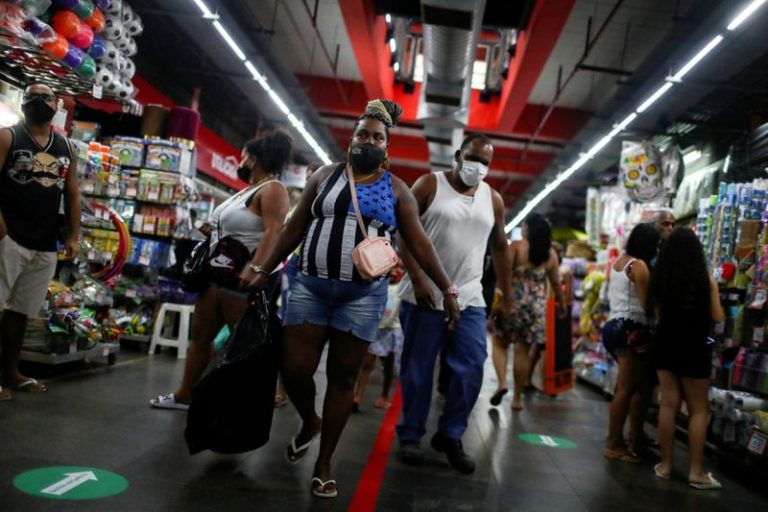 LYNXMPEG9R1XN.jpg,Foto de archivo de gente con mascarillas en el Mercadao de Madureira en Rio de Janeiro. 
Jun 17, 2020. REUTERS/Pilar Olivares
; Crédito: PILAR OLIVARES, Reuters