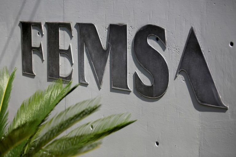 LYNXMPEG9R1YX-1.jpg,Imagen de archivo. El logo de Femsa es visto en sus oficinas de Monterrey, México. 19 de agosto de 2018. REUTERS/Daniel Becerril/File Photo; Crédito: Daniel Becerril, Reuters