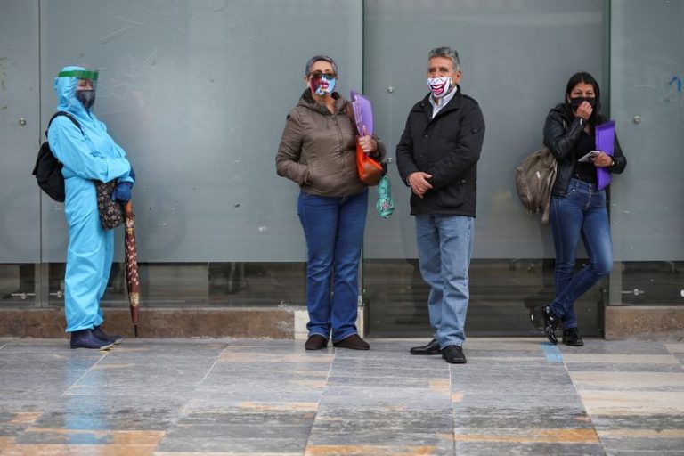 LYNXMPEG9R226.jpg,Foto de archivo. Personas con máscaras faciales se alinean fuera de un banco durante la cuarentena ordenada por el gobierno para reducir los índices de contagio de COVID-19), en Bogotá, Colombia, 27 de julio, 2020. REUTERS/Luisa González; Crédito: LUISA GONZALEZ, Reuters