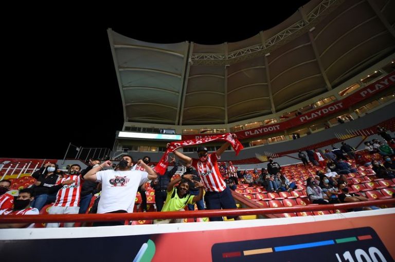 LYNXMPEG9S012.jpg,Foto de archivo de aficionados de Necaxa en el partido que marcó la reapertura de los estadios de fútbol en México. Estadio Victoria, Aguascalientes, México. 16 de octubre de 2020.
REUTERS/Omar Hernández; Crédito: Array, Reuters