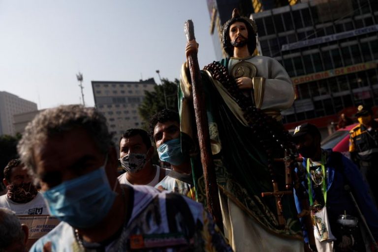 LYNXMPEG9S03E.jpg,José Antonio Inojosa, de 20 años, devoto de San Judas Tadeo, carga una enorme figura del santo mientras él y otros visitan la iglesia de San Hipólito para la celebración anual de San Judas, mientras continúa la propagación del coronavirus en Ciudad de México. 28 de octubre de 2020. REUTERS / Carlos Jasso; Crédito: CARLOS JASSO, Reuters