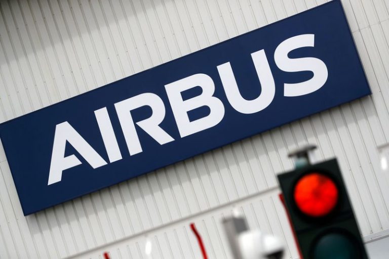 LYNXMPEG9S0LZ.jpg,FILE PHOTO: The logo of Airbus is pictured at the entrance of the Airbus facility in Bouguenais, near Nantes, France, July 2, 2020. REUTERS/Stephane Mahe; Crédito: Stephane Mahe, Reuters