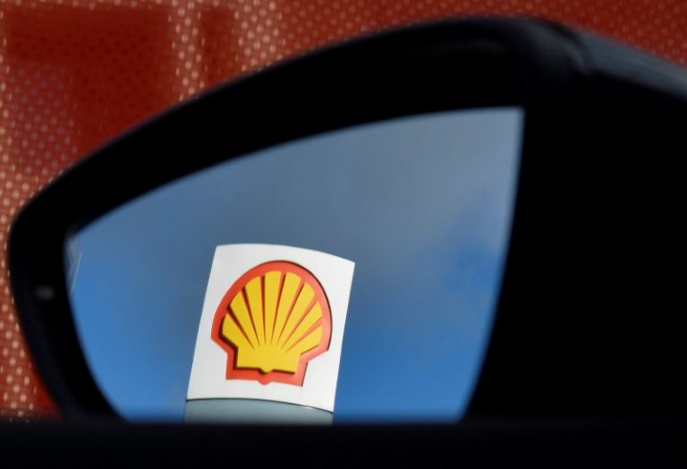 LYNXMPEG9S0NB.jpg,FILE PHOTO: A Shell logo is seen reflected in a car's side mirror at a petrol station in west London, Britain, January 29, 2015. Picture taken January 29, 2015.  REUTERS/Toby Melville; Crédito: Toby Melville, Reuters