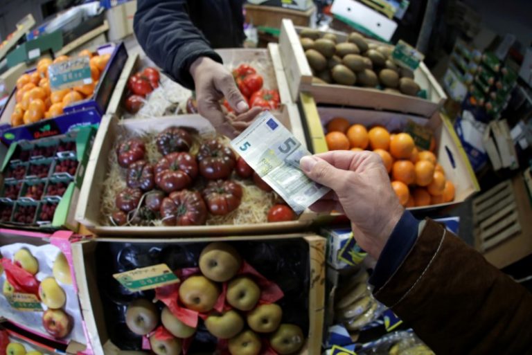 LYNXMPEG9S0UY.jpg,FILE PHOTO: A shopper pays with a euro bank note in a market in Nice, France, April 3, 2019.  REUTERS/Eric Gaillard; Crédito: Eric Gaillard, Reuters