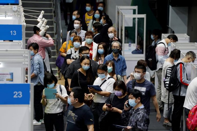 LYNXMPEG9S0V0.jpg,Solicitantes de empleo con mascarillas completan formularios en la Feria de Trabajo de Wan Chai, en Hong Kong, China, 29 octubre 2020.
REUTERS/Tyrone Siu; Crédito: TYRONE SIU, Reuters