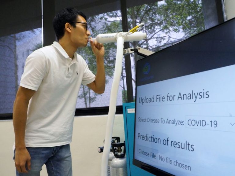 LYNXMPEG9S0X3.jpg,Un miembro del personal demuestra el uso del kit de prueba de alcoholímetro Breathonix en Singapur, 29 octubre 2020.
REUTERS/Chen Lin; Crédito: CHEN LIN, Reuters