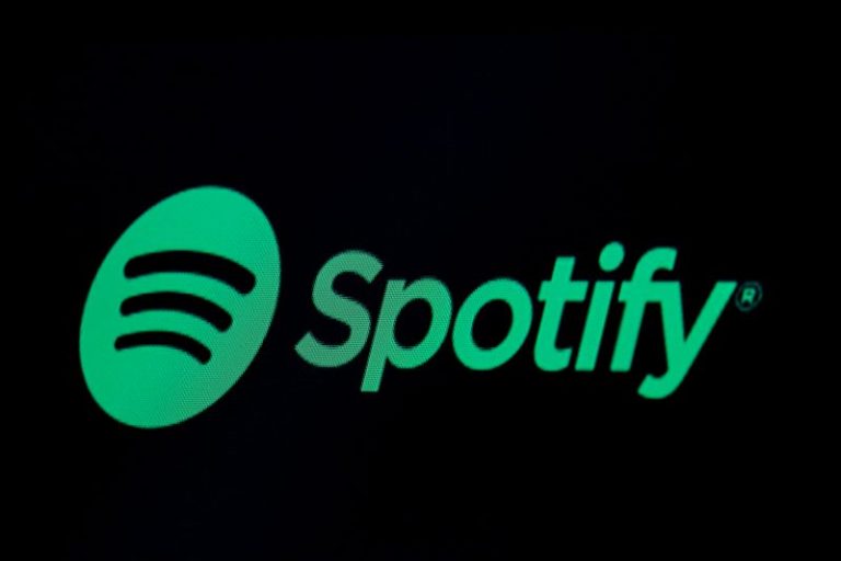 LYNXMPEG9S11S.jpg,FILE PHOTO: The Spotify logo is displayed on a screen on the floor of the New York Stock Exchange (NYSE) in New York, U.S., May 3, 2018. REUTERS/Brendan McDermid; Crédito: BRENDAN MCDERMID, Reuters