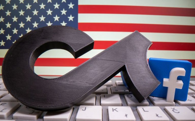 LYNXMPEG9S16K.jpg,Logos de Tik Tok y Facebook impresos en 3D ysobre un teclado frente a la bandera de EEUU, 26 octubre 2020.
REUTERS/Dado Ruvic/; Crédito: DADO RUVIC, Reuters