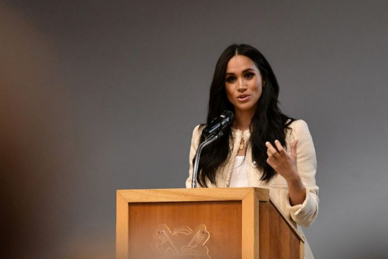 LYNXMPEG9S17V.jpg,Meghan, duquesa de Sussex de Gran Bretaña, habla durante una asamblea escolar como parte de una visita a la escuela Robert Clack en Essex, Gran Bretaña, 6 marzo 2020.
Ben Stansall/Pool vía REUTERS/; Crédito: POOL, Reuters