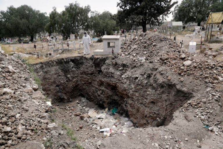 LYNXMPEG9S1AH.jpg,FOTO DE ARCHIVO. Imagen referencial de una fosa en un cementerio, en Ecatepec de Morelos, México. 19 de junio de 2020. REUTERS/Henry Romero; Crédito: HENRY ROMERO, Reuters