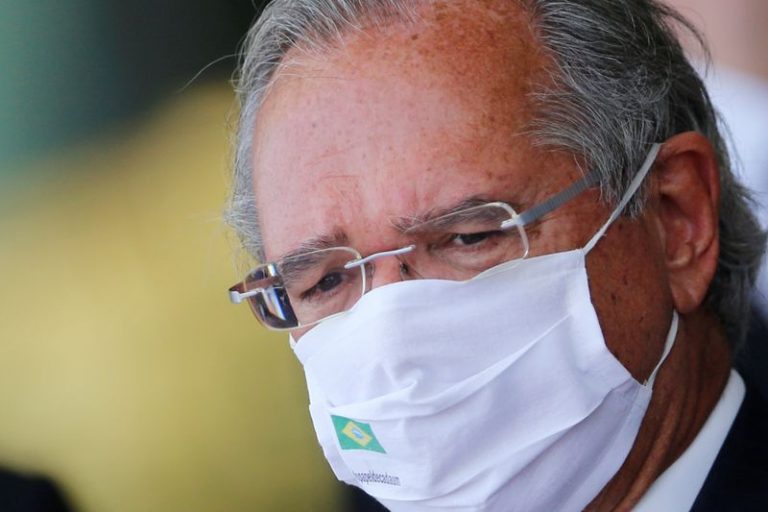 LYNXMPEG9S1CU.jpg,IMAGEN DE ARCHIVO. El ministro de Economía de Brasil, Paulo Guedes, en una rueda de prensa en el Palacio de la Alvorada en Brasilia. 
Sep 28, 2020. REUTERS/Adriano Machado; Crédito: ADRIANO MACHADO, Reuters