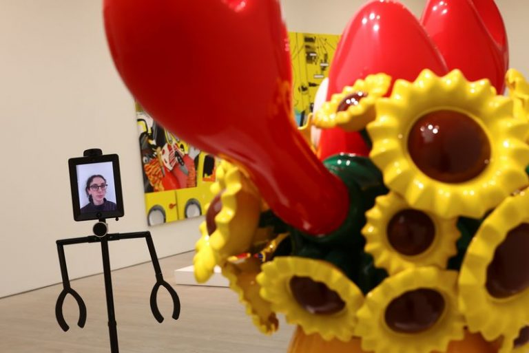LYNXMPEG9S1D8.jpg,Una mujer usa un robot para participar interactivamente de la exhibición Lobsteropolis de Philip Colbert en un evento en la Galería Saatchi en Londres, Reino Unido. 28 de octubre, 2020. REUTERS/Simon Dawson; Crédito: SIMON DAWSON, Reuters