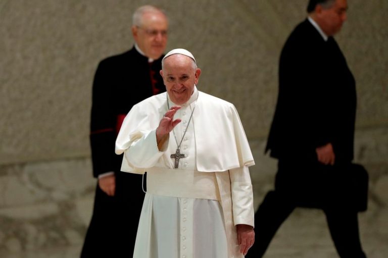 LYNXMPEG9S1DR.jpg,Imagen de archivo del papa Francisco saludando a gente a su llegada al Aula Pablo VI para la audiencia general semanal en el Vaticano. 28 de octubre, 2020. REUTERS/Yara Nardi/Archivo; Crédito: YARA NARDI, Reuters