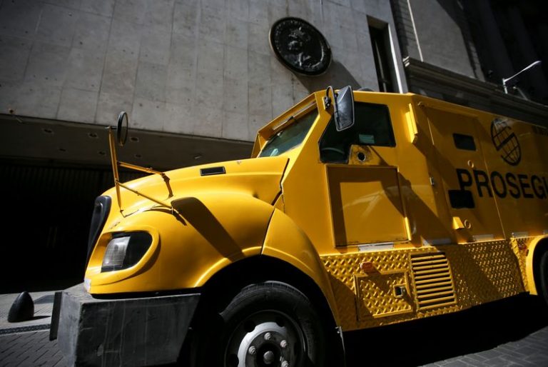 LYNXMPEG9S1LH.jpg,Un camión bancario blindado pasa frente a la Bolsa de Comercio de Buenos Aires. Argentina. Foto de archivo Sept3, 2019. REUTERS/Agustin Marcarian; Crédito: AGUSTIN MARCARIAN, Reuters