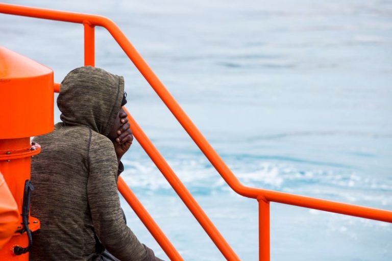 LYNXMPEG9S1M1.jpg,FOTO DE ARCHIVO. Imagen referencial de una persona migrante siendo rescatada al sur de las Islas Canarias, en el puerto de Arguineguín, en la isla de Gran Canaria, España. 08 de septiembre de 2019. REUTERS/Borja Suárez; Crédito: BORJA SUAREZ, Reuters