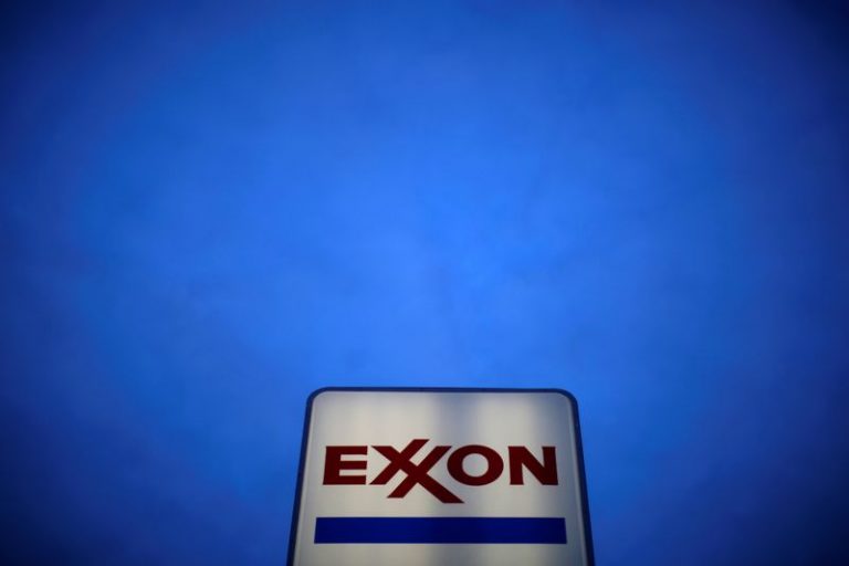 LYNXMPEG9S1O8.jpg,Imagen de archivo de un letrero con el logo de Exxon en una estación de gasolina en el suburbio de Norridge, en Chicago, Illinois, Estados Unidos. 27 de octubre, 2016. REUTERS/Jim Young; Crédito: Jim Young, Reuters