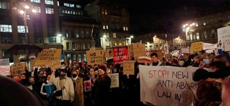 LYNXMPEG9S1PI.jpg,Protestas contra el dictamen del Tribunal Constituacional de Polonia sobre el aborto, en Glasgow. Foto tomada el 26 de octubre del 2020. Ula Halenda via REUTERS ATENCION EDITORES- ESTA IMAGEN HA SIDO ENTREGA POR TERCEROS. NO REVENTAS. NO ARCHIVOS. CRÉDITO OBLIGATORIO; Crédito: Ula Halenda, Reuters