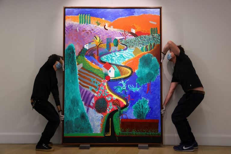 LYNXMPEG9S1QQ.jpg,Empleados acomodan una pintura de David Hockney titulada 'Nichols Canyon' que tiene un valor estimado de 35 millones de dólares  en la casa de subastas británica Phillips en Londres, Gran Bretaña, 29 de octubre del 2020. REUTERS/Simon Dawson; Crédito: SIMON DAWSON, Reuters