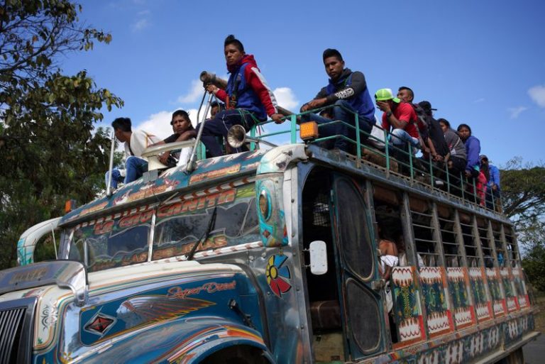 LYNXMPEG9S1R5.jpg,Foto de archivo. Miembros de la comunidad indígena Nasa llegan en un autobús al funeral de dos guardias indígenas asesinados por disidentes de las Fuerzas Armadas Revolucionarias de Colombia (FARC),, en Toribio, en el departamento del Cauca, Colombia, 11 de agosto, 2019. REUTERS/Federico Rios; Crédito: FEDERICO RIOS, Reuters