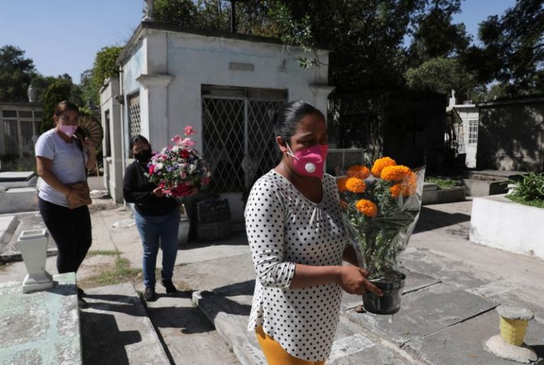 LYNXMPEG9S1RN.jpg,Imagen de archivo. Familiares llevan flores para decorar la tumba de un familiar fallecido por coronavirus en el cementerio San Nicolás Tolentino, en Ciudad de México, México. 23 de octubre de 2020. REUTERS/Henry Romero; Crédito: HENRY ROMERO, Reuters